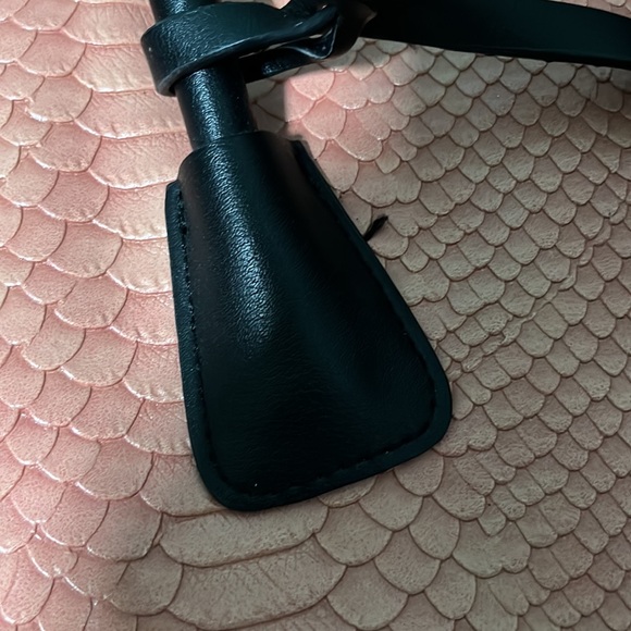 London Fog pink and black reptile embossed handbag - Picture 5 of 17